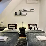 Three Stories In Old Center With Castle View And Terrace Appartamento