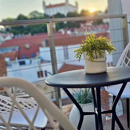 Three Stories In Old Center With Castle View And Terrace
