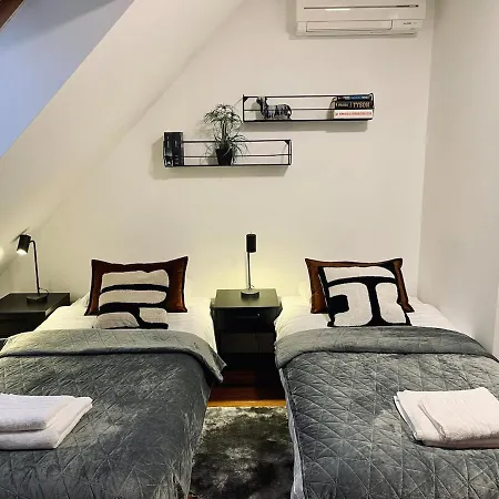 Three Stories In Old Center With Castle View And Terrace Appartamento