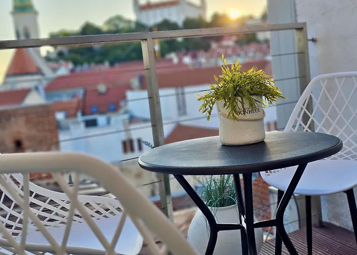 Three Stories In Old Center With Castle View And Terrace