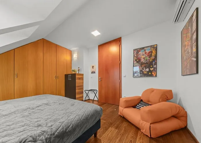 Three Stories In Old Center With Castle View And Terrace *