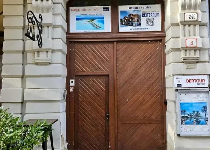 Three Stories In Old Center With Castle View And Terrace Apartmán *